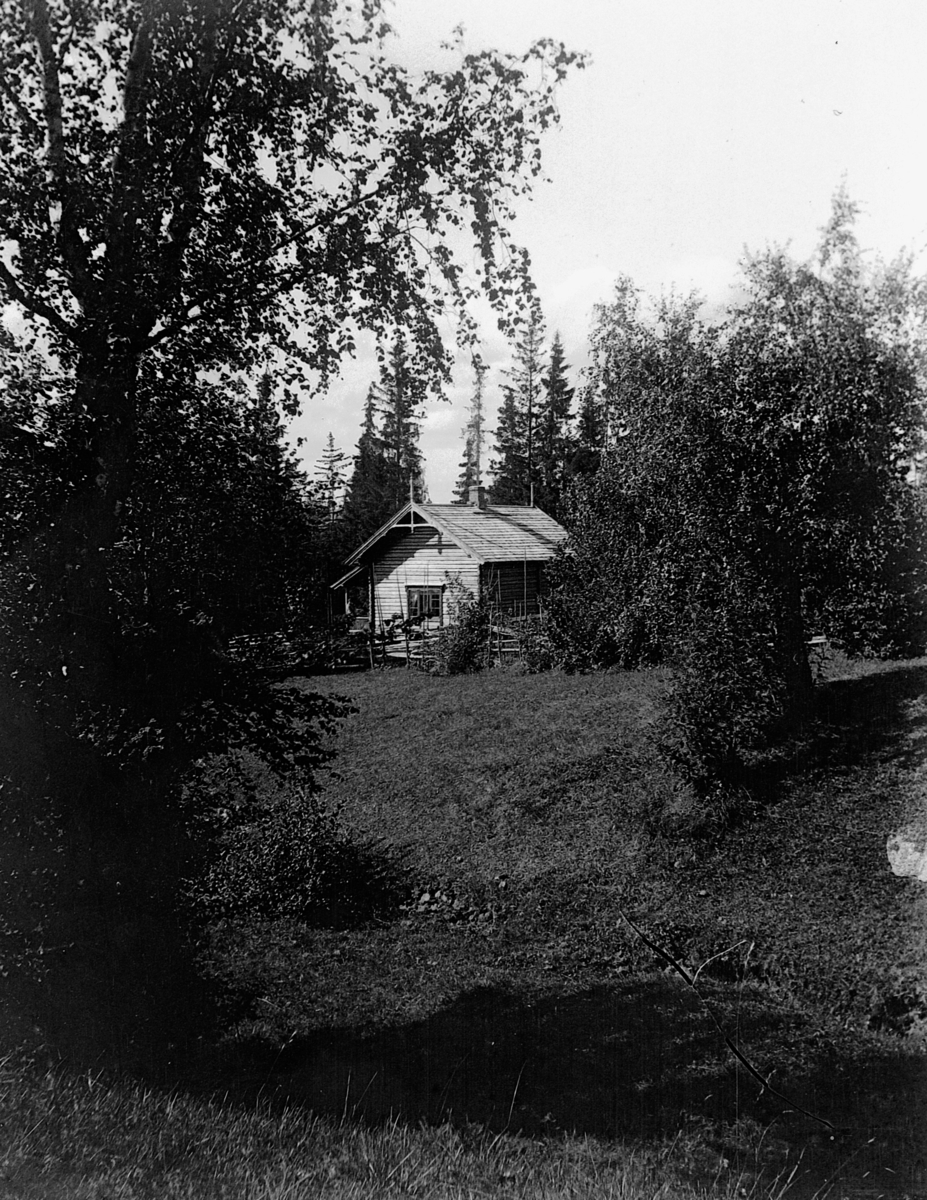 Landskap med hus. Kvalstua, Helgøya. 
