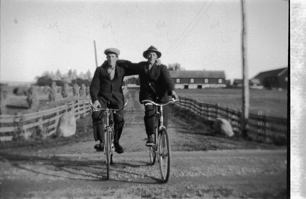 To ukjente menn på sykkel.  Spaberg,  bygdeveg, Vang H.