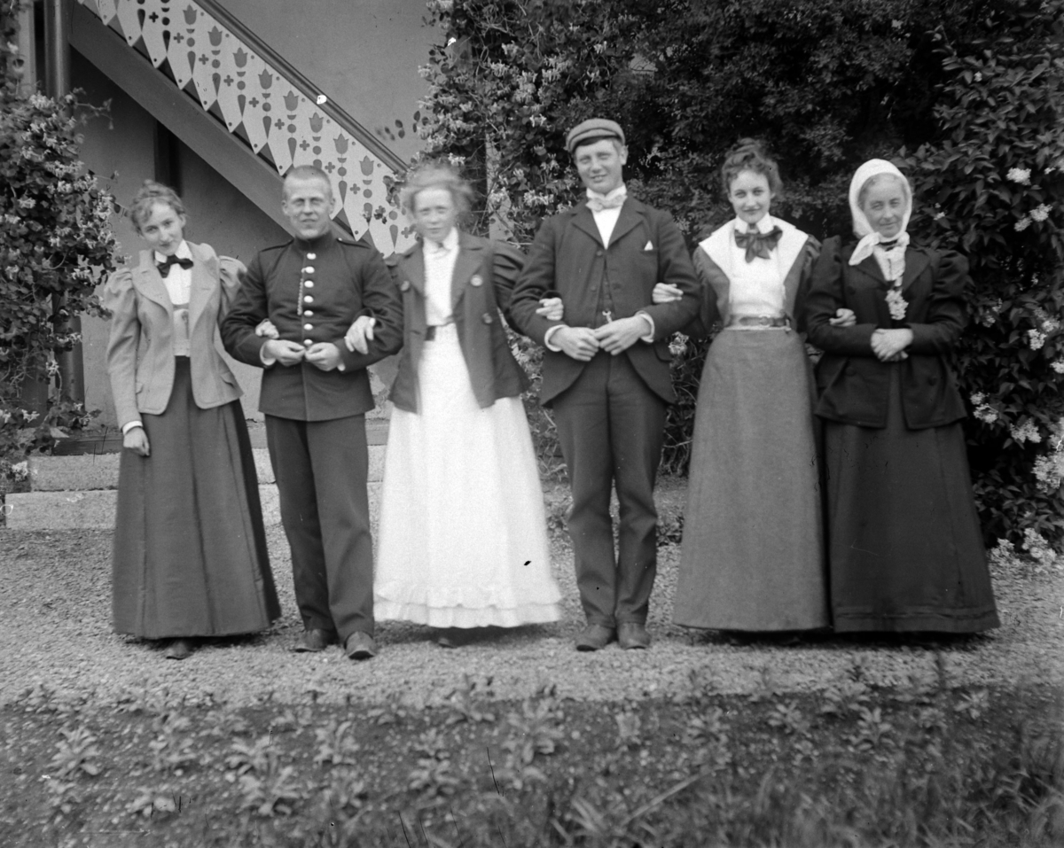 Gruppe 6. Fire kvinner og to menn. En i uniform. På Grefsheim, Nes, Hedmark?