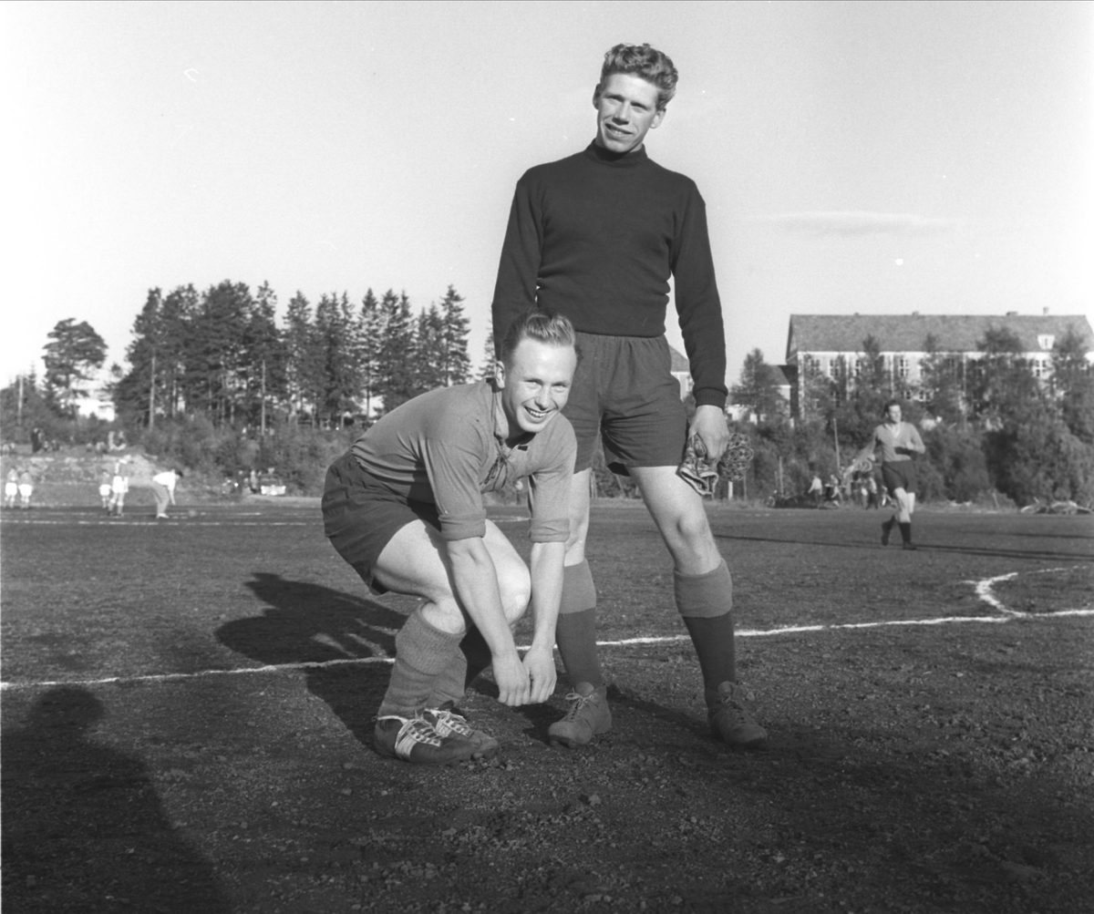 Skihoppere på Heimdal Idrettsplass. Toralf Engan og Nils Kattem