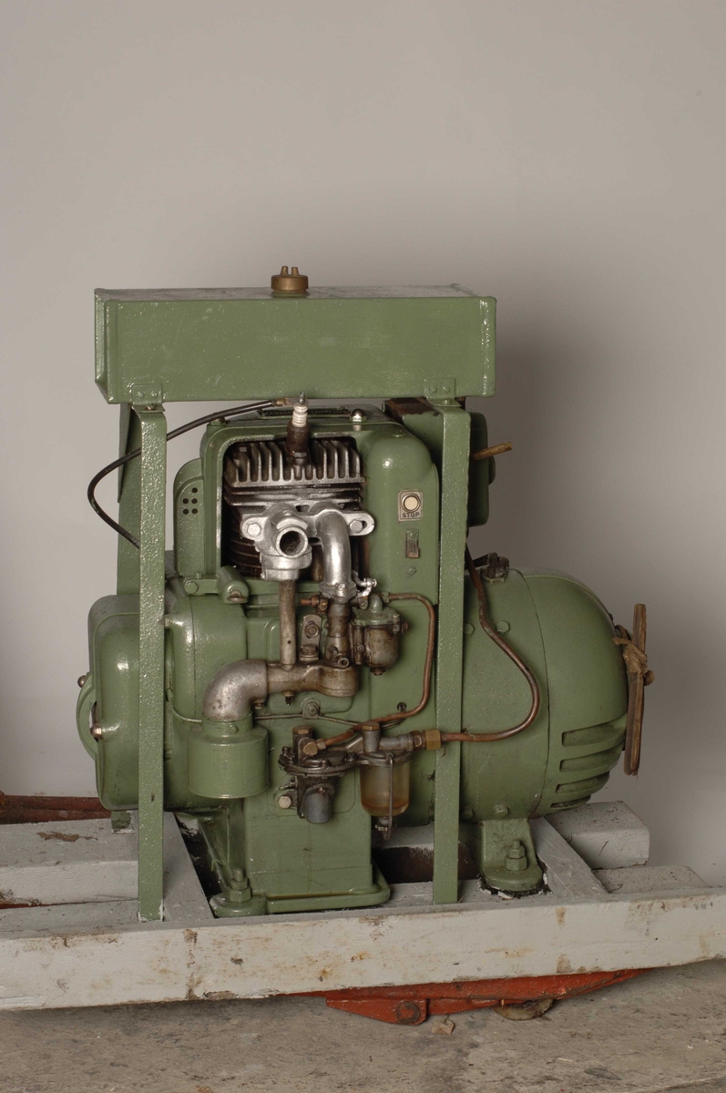 Bensindrevet vekselstrøms-generator 110 v. Type C-7 serie nr. 36.511, frå 1936. Med boremaskin. Sjå DFM.0054