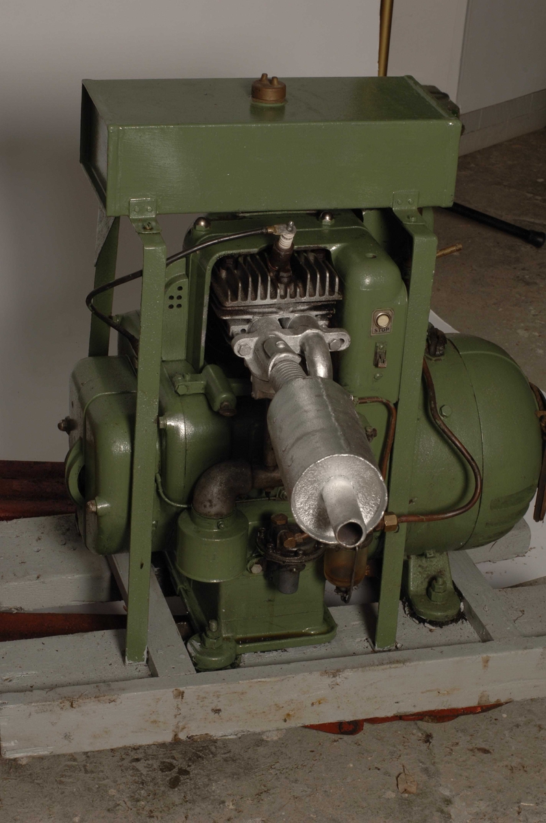 Bensindrevet vekselstrøms-generator 110 v. Type C-7 serie nr. 36.511, frå 1936. Med boremaskin. Sjå DFM.0054