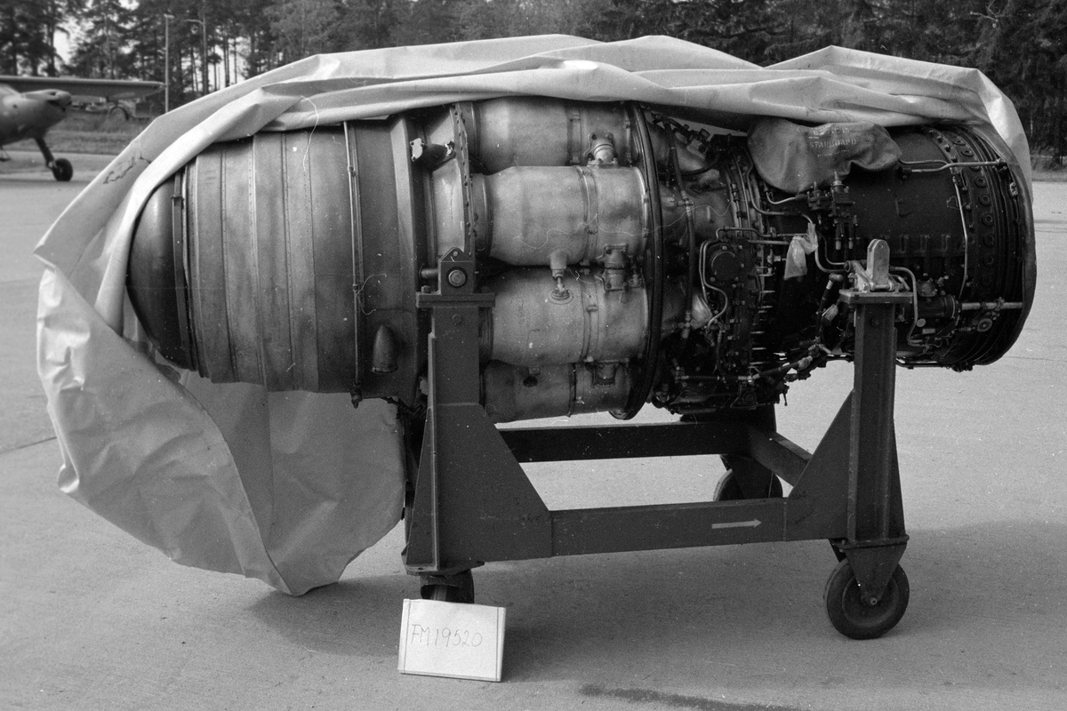 Flygmotor RM 3A. Motorn placerad i vagn med gummihjul. Till motorn hör ett kapell märkt: SAS AVON STOT M. För Fpl TP 52.