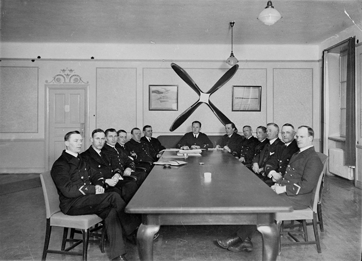 Grupporträtt av officerare som sitter runt ett sammanträdesbord på F 2.