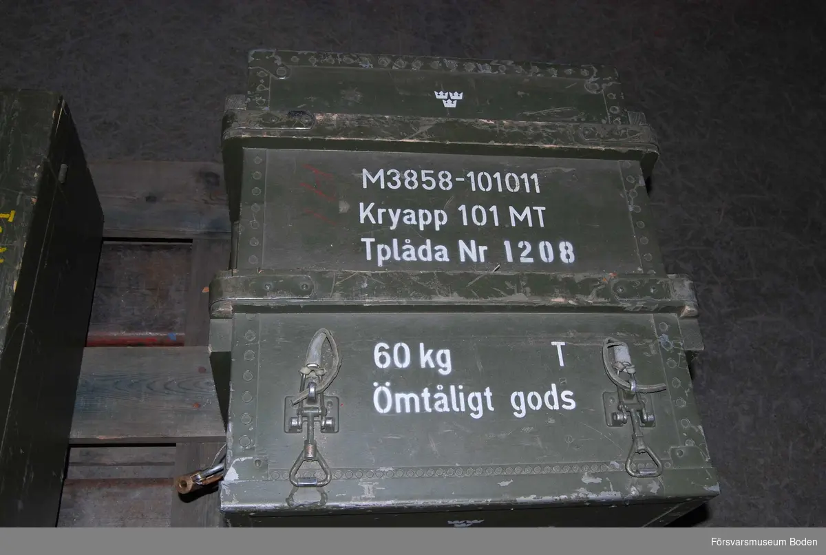 Transportlåda av trä med två hänglås, nycklar saknas. Kontrollapp daterad 1978-03-01 från Telub AB, Växjö gällande översyn fastsatt på lådan. Enligt denna har apparaten individnummer 5885.