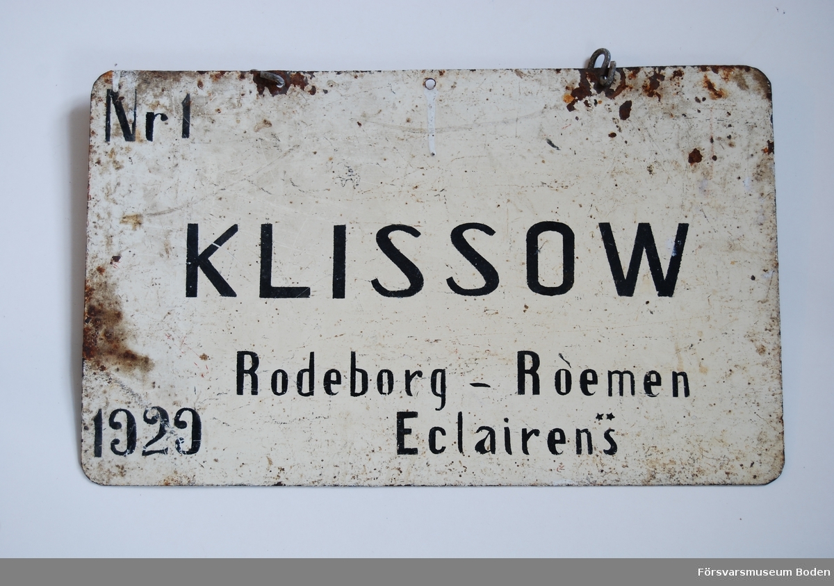 Skylt 25 x 41 cm av målad plåt för hästen Klissow, född 1929. Ingen text på baksidan.