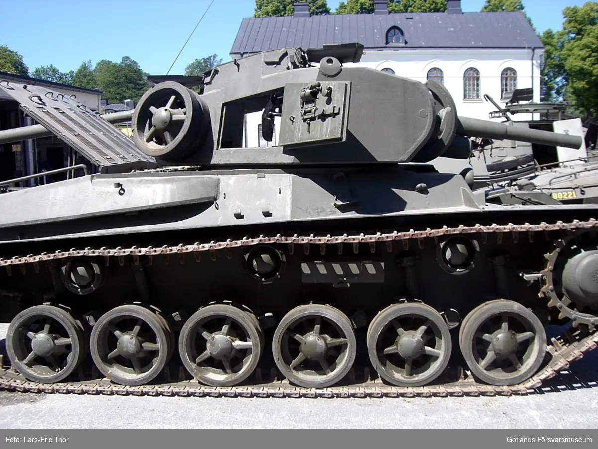 Stridsvagn (strv) m/1942

Vikt: 22,5 ton.
Beväpning: 7,5 cm kanon samt två st kulsprutor m/1939.
Besättning: 4 man.
Motor: 2 st 6-cyl Scania Vabis, 160 hp. Bensin, typ L 603.
Maxhastighet: 42 km/h.

I tjänst på Gotland 1944-1945