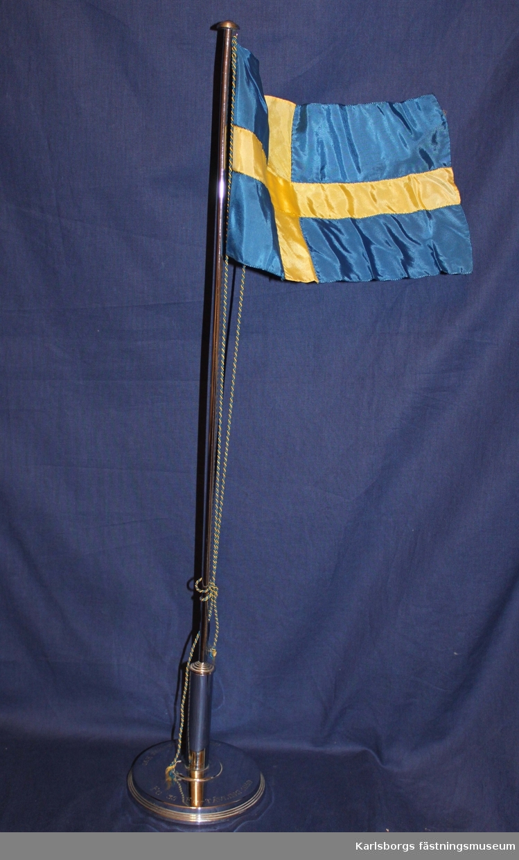 Bordsflaggstång i silver med svenska flaggan