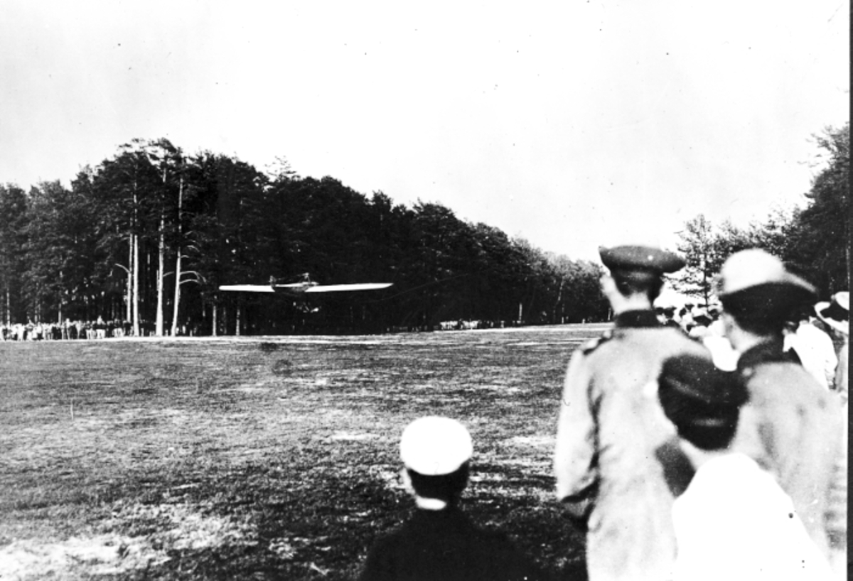 Karlsborg 1913. Nieuport IVG, det första flygplanet som landade i Karlsborg på Heden (Lusharpan). Planet flögs av löjtnant Gösta von Porat.