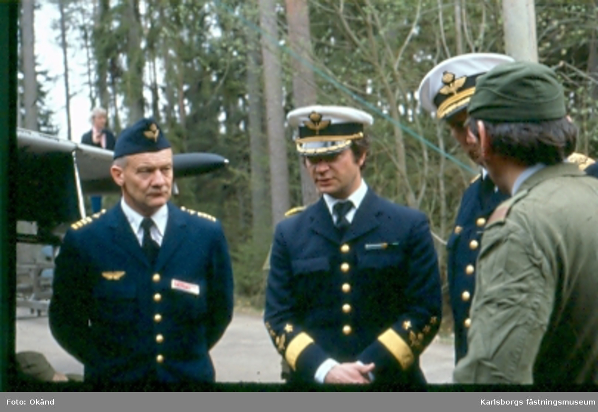 F6 Karlsborg 1981. Kung Karl Gustav besöker Hasslösabasen.