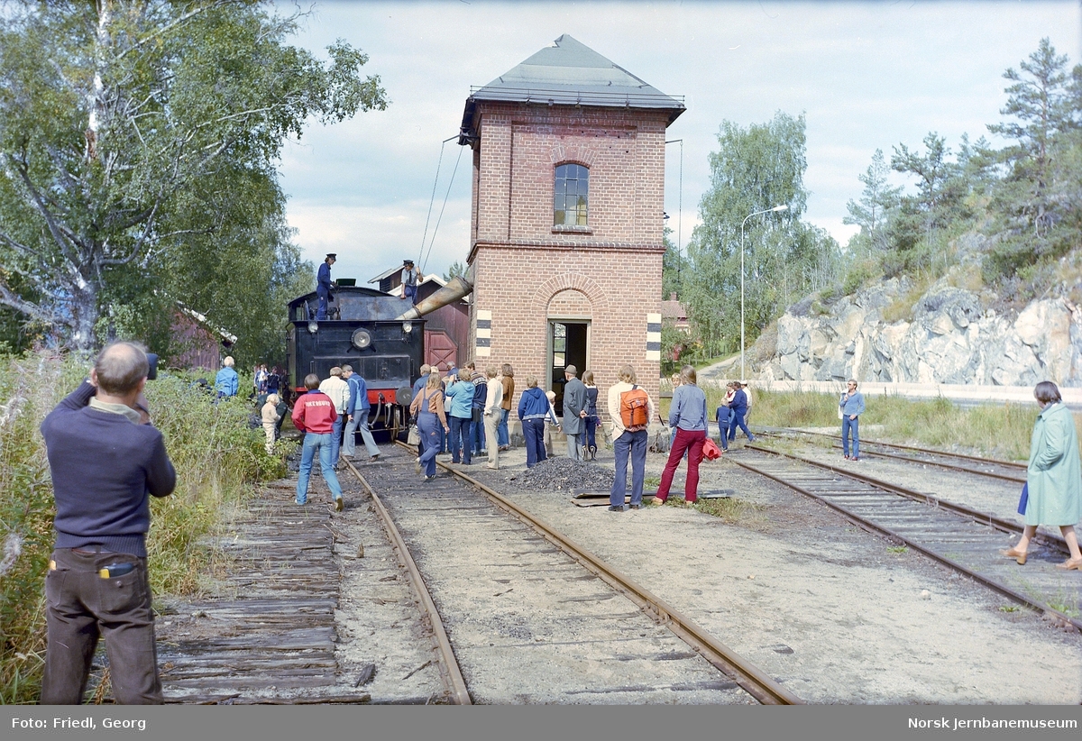Krøderen stasjon med damplokomotiv type 24b nr 236 ved vanntaking