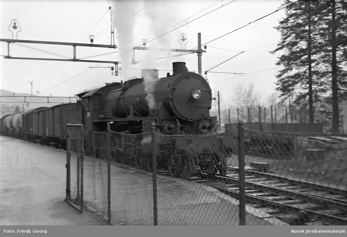 Damplokomotiv type 31b nr. 426 foran godstog til Voss på Nesttun stasjon