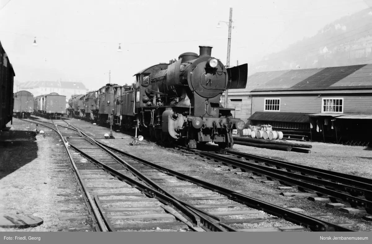 Damplokomotivene type 33a nr. 299,  25d nr. 425 og 39a nr. 168, 170 og 166 hensatt på Bergen stasjon før opphugging