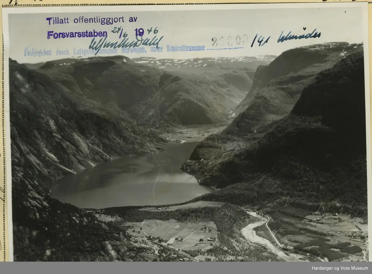 Fjell, vatn, elv, bebyggelse. Flyfoto. Utsikt over Eidfjord, Eidfjordvatnet og Øvre Eidfjord
