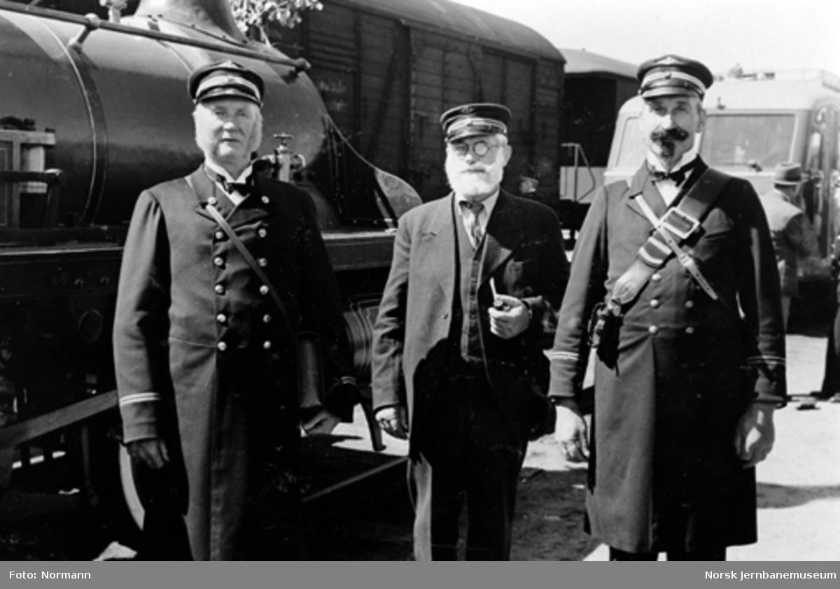Tjenestemenn i gamle uniformer ved siden av damplokomotiv type 2a nr. 16