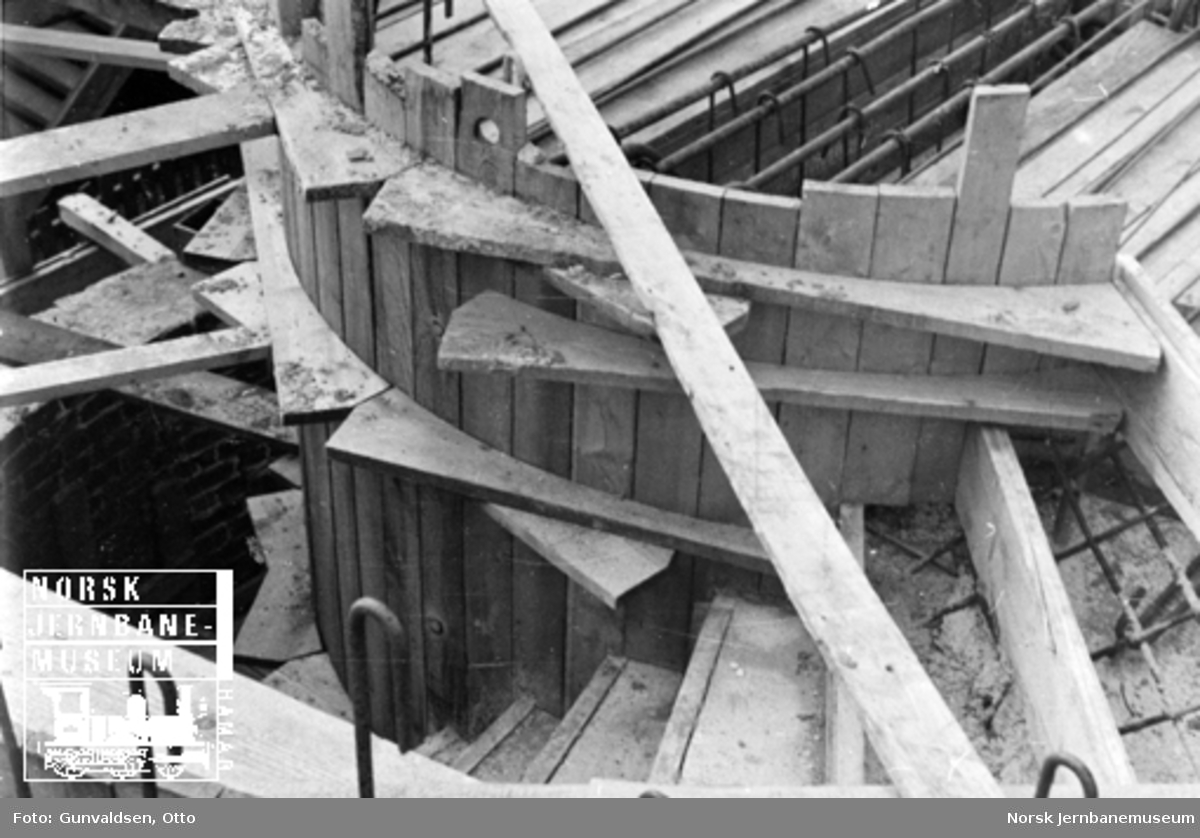 Byggearbeider i forbindelse med utvidelse av Voss stasjonsbygning, forskaling av trapp