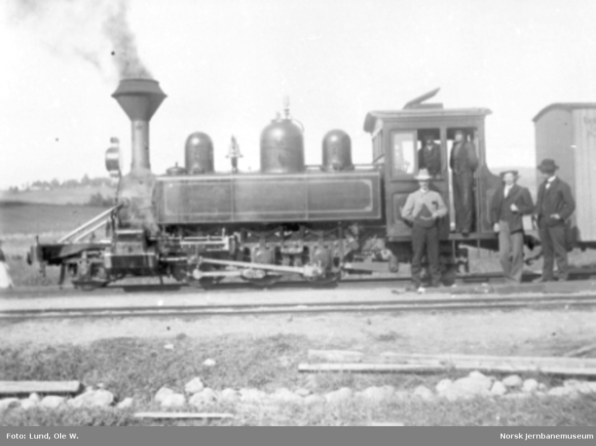 Urskog-Hølandsbanens damplokomotiv nr. 3 "Høland" foran tog; personale på og utenfor lokomotivet