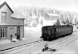 Tonsåsen stasjon med en motorvogn type 6f nr. 18319 til Oslo