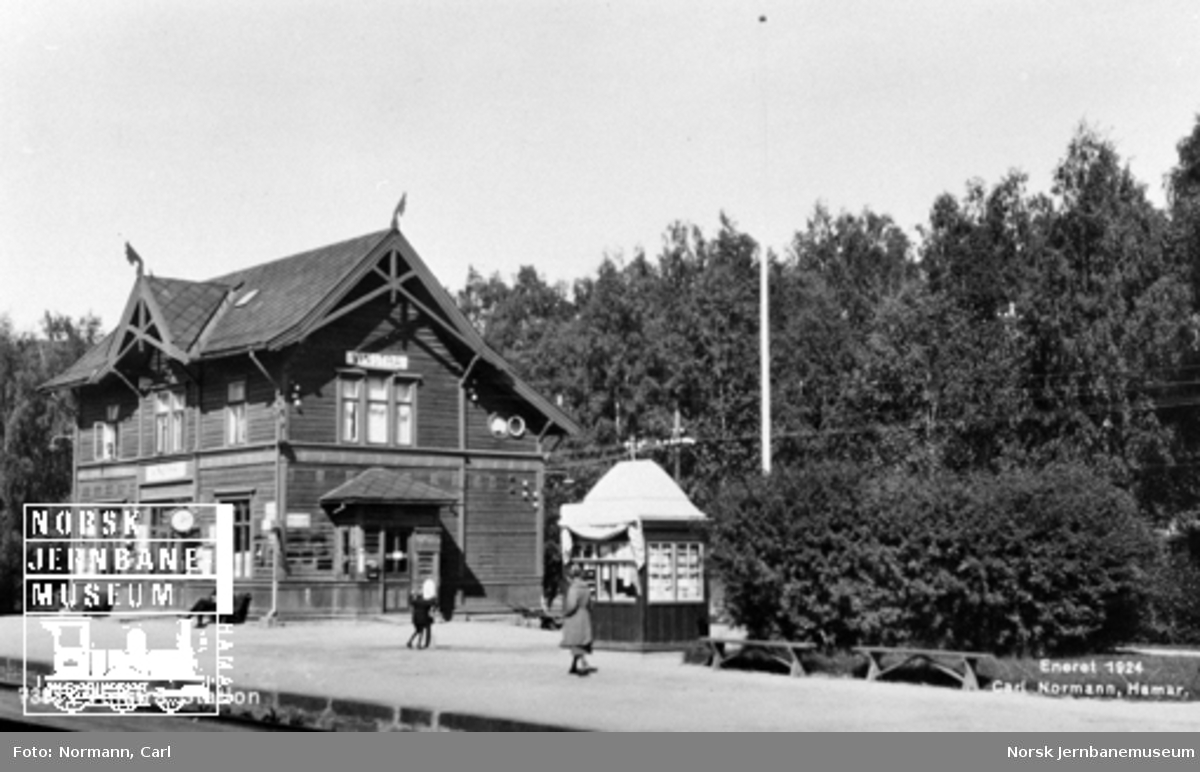 Vinstra stasjon med stasjonsbygningen og kiosken