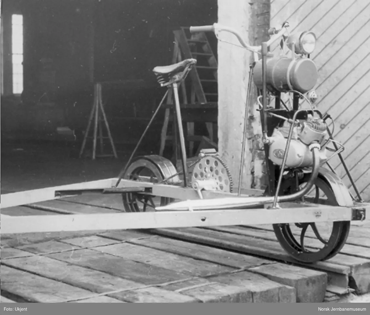 Trehjuls sykkeldresin med forhjulsmontert Sachs 50 cm3-motor fra Hamar distrikt