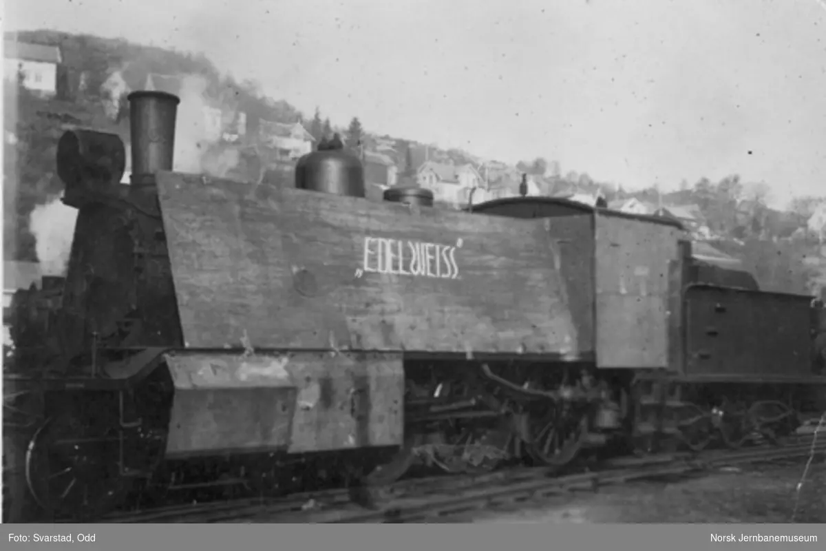 Damplokomotiv type 18c nr. 233 pansret med jernplater og påmalt "Edelweiss"