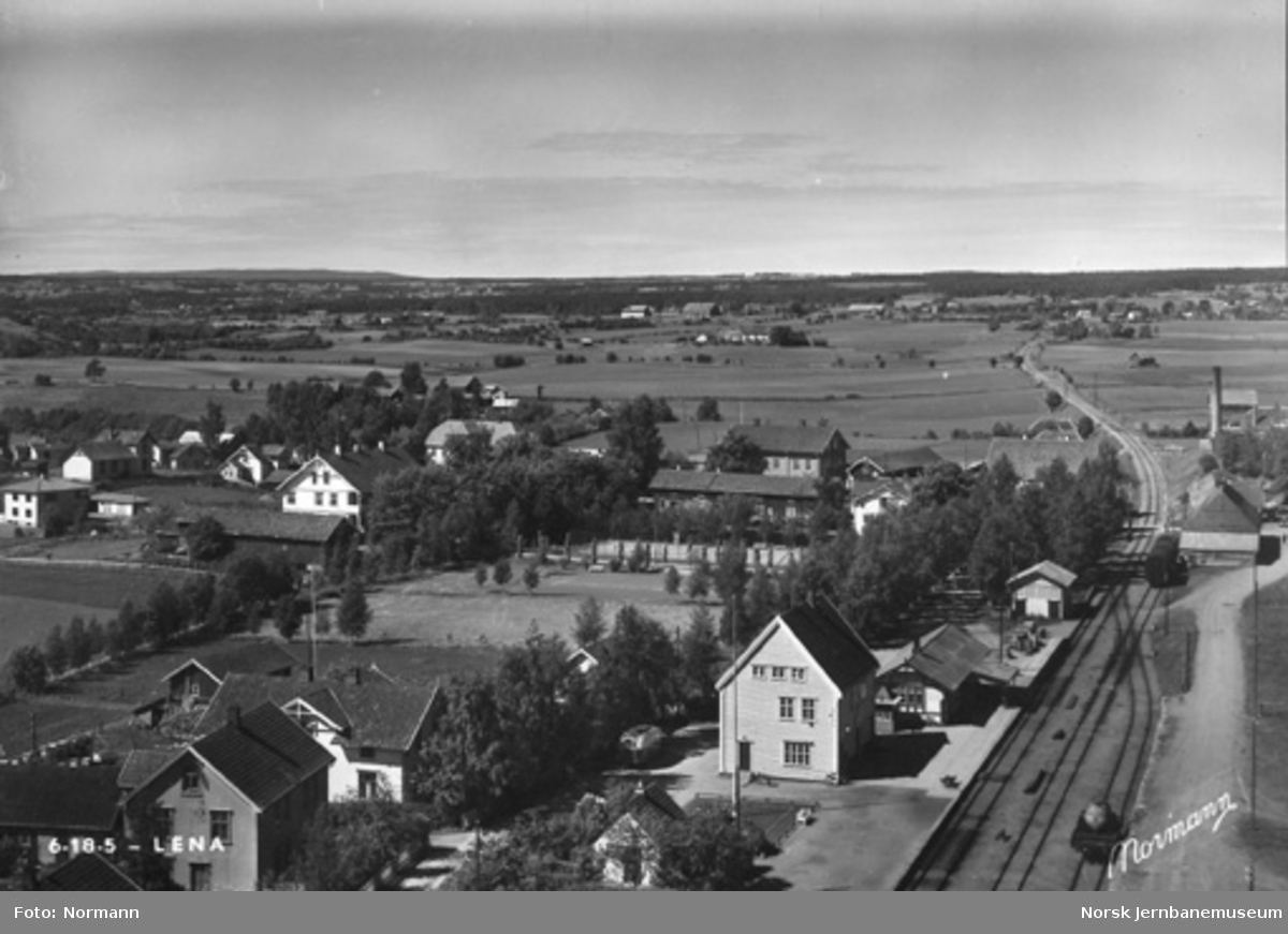 Oversiktsbilde med deler av Lena stasjon, fotografert fra kornsiloen