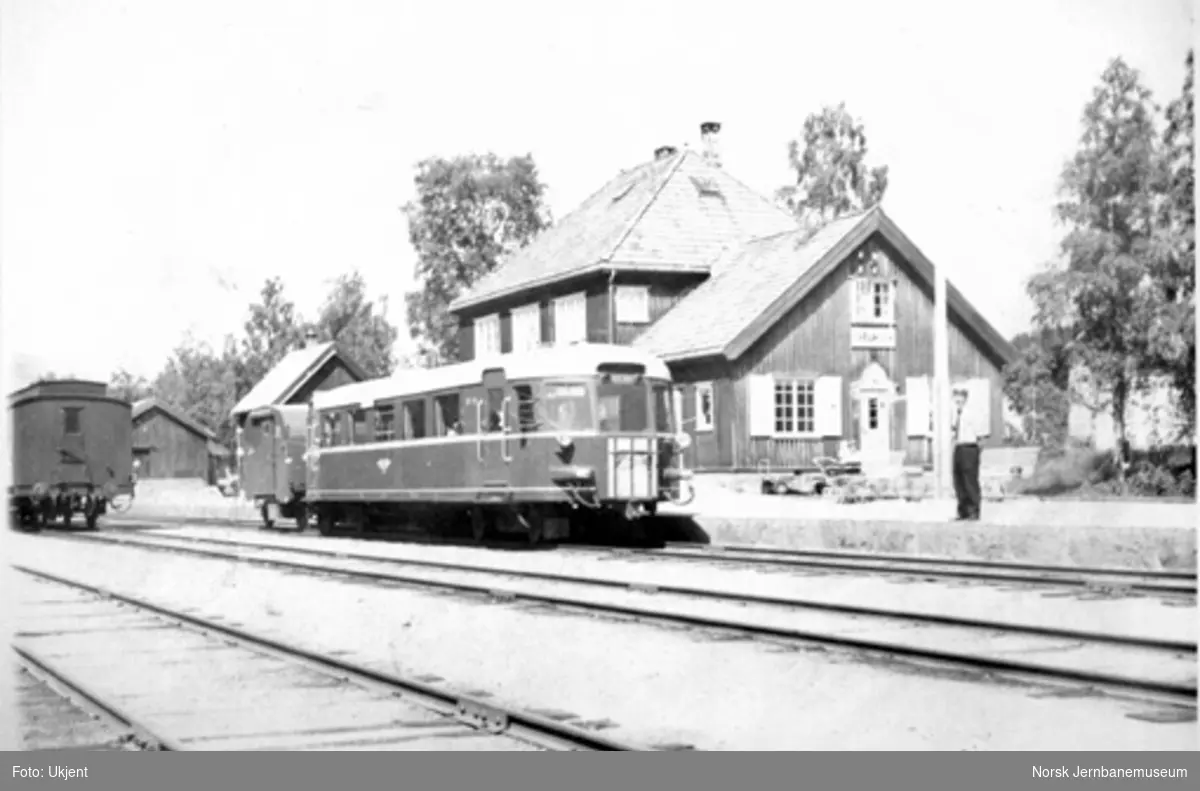 Treungen stasjon med motorvogn type 87 i spor 1