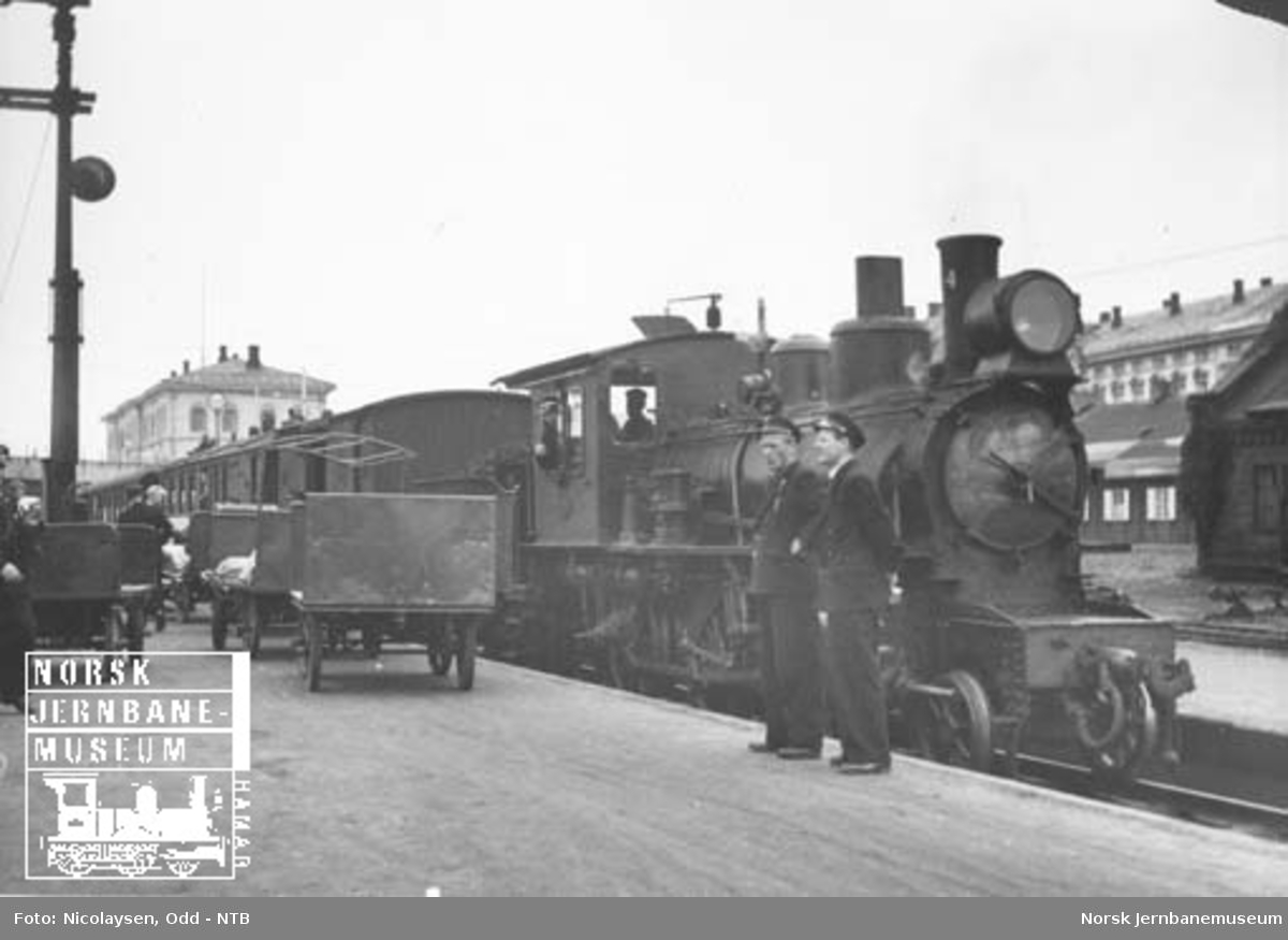 Smalsporet tog til Vestfoldbanen klar til avgang på Drammen stasjon