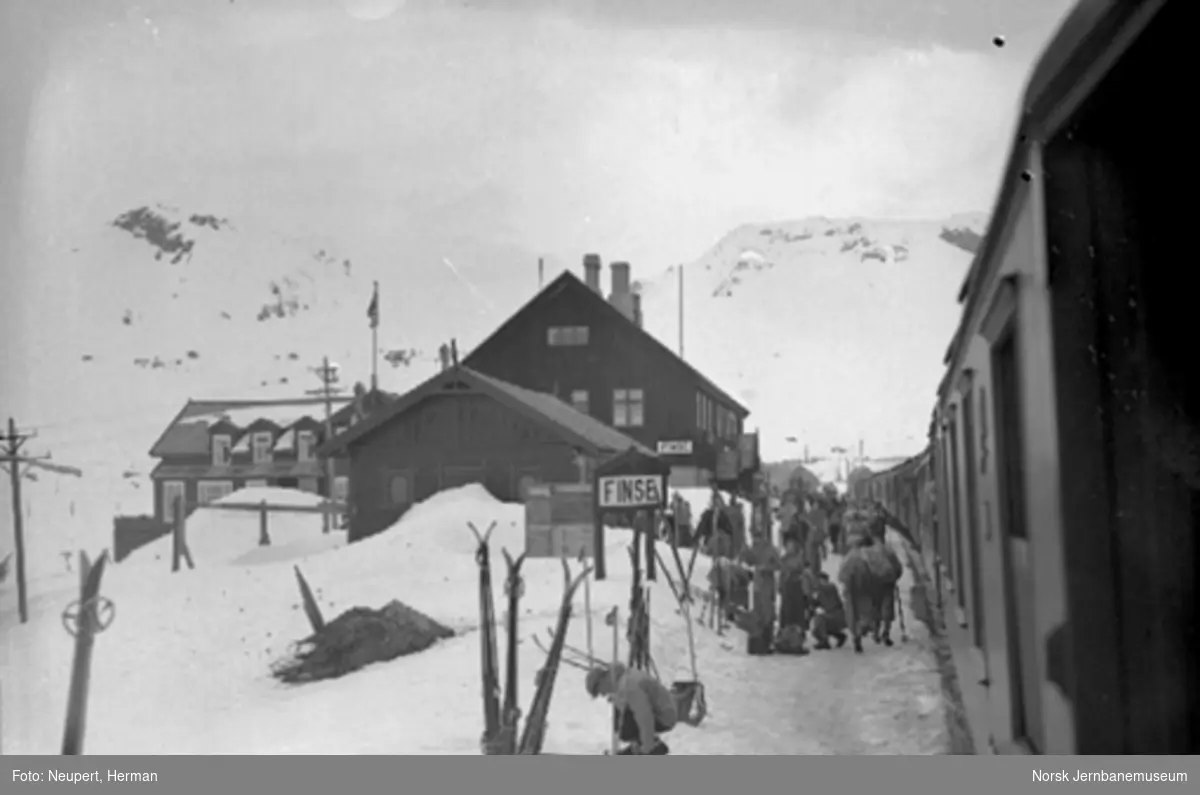 Skiturister ankommer til Finse stasjon