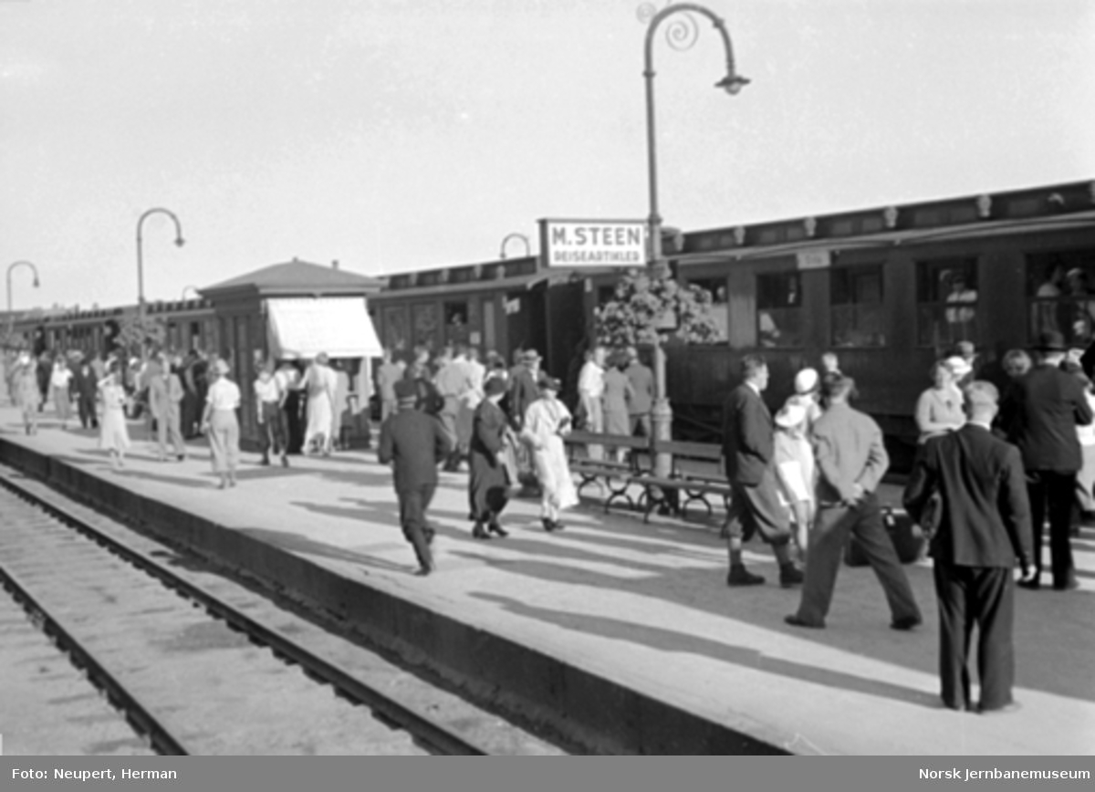 Reisende på plattformen på Hamar stasjon
