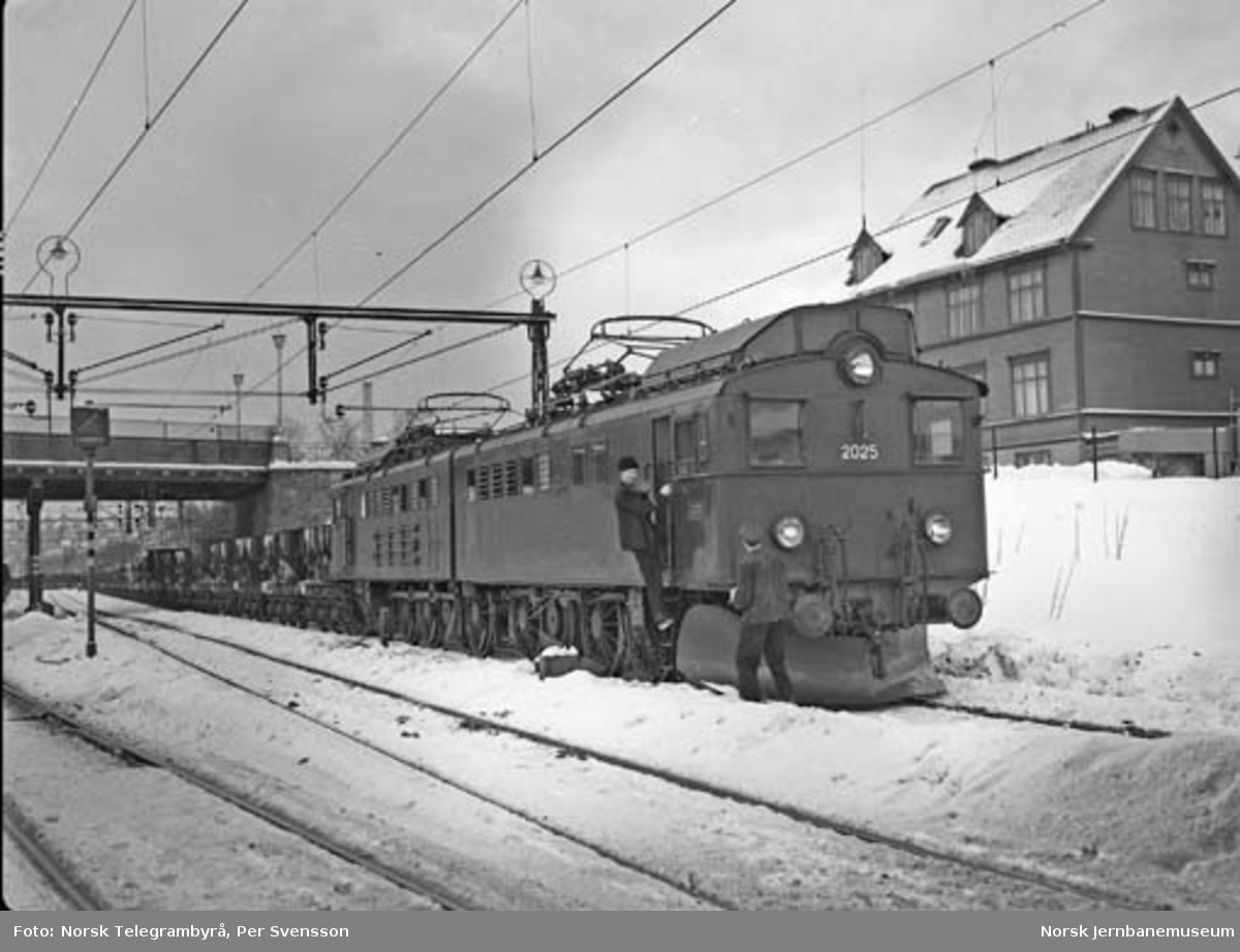 Ofotbanen : Malmbanegården i Narvik, utkjøring fra Øvre Ranger på spor 17. Lokfører er Mon Perander og fyrbøter Kjell Arntzen.
