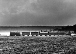 Godstog trukket av elektriske lokomotiv El 5, fotografert ut