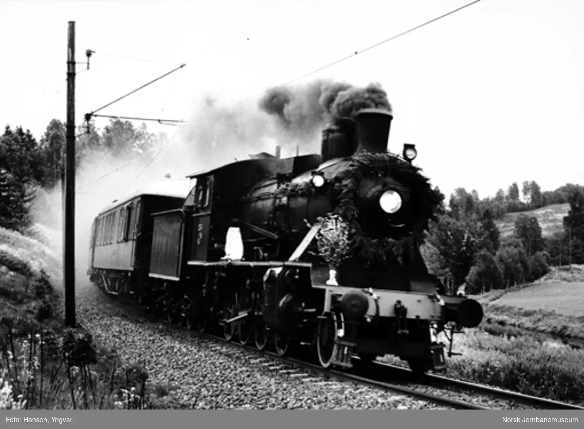 Damplokomotiv type 24b nr. 236 med jubileumstog ved 125 års-jubileet, fotografert mellom Bøn og Eidsvoll