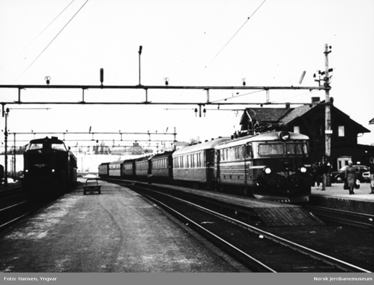 Kveldstoget fra Gjøvik til Oslo på Eina stasjon, trukket av elektriske lokomotiv type El 11