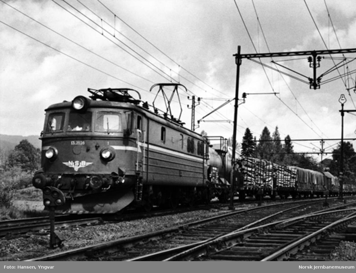 Elektrisk lokomotiv El 13 2128 med godstog Oslo-Stavanger under opphold på Lier stasjon