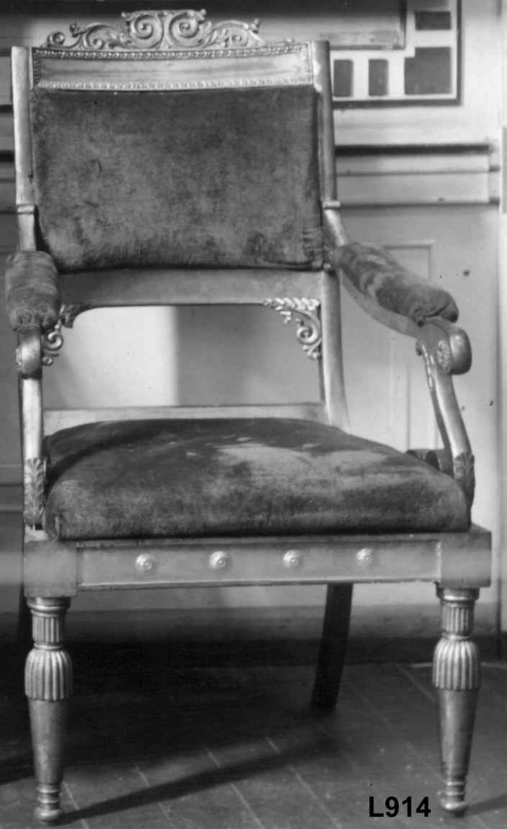 Forgyld stol med skårne detaljer. Rød fløyel i sittepute og ryggpute.