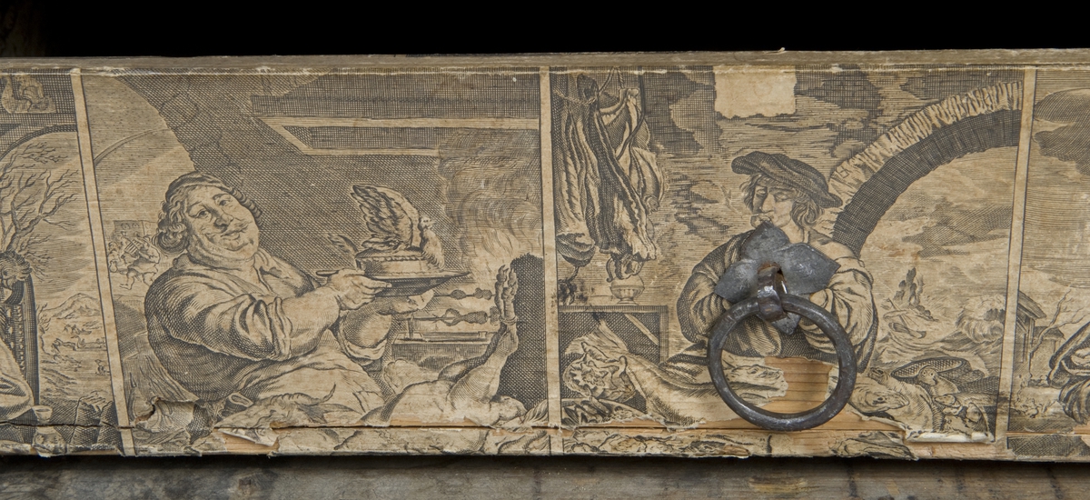 Kiste med buet lokk. Trukket med preget lær utvendig. Innvendig foret med tekstik. I fronten en låsbar skuff foret med kobberstikk med datering "Decem 1651"