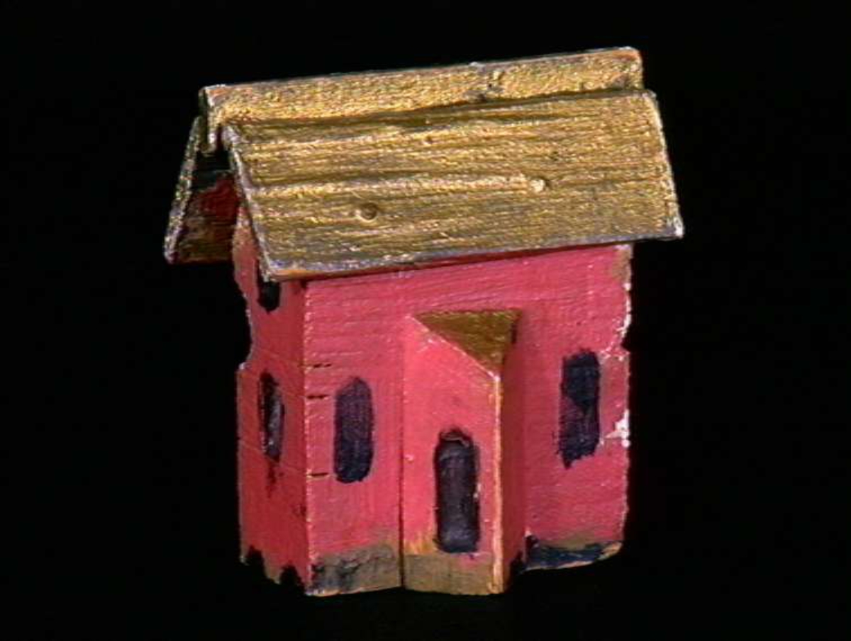 Sett med ca 200 leketøyhus laget av tre i forskjellige former og farger.