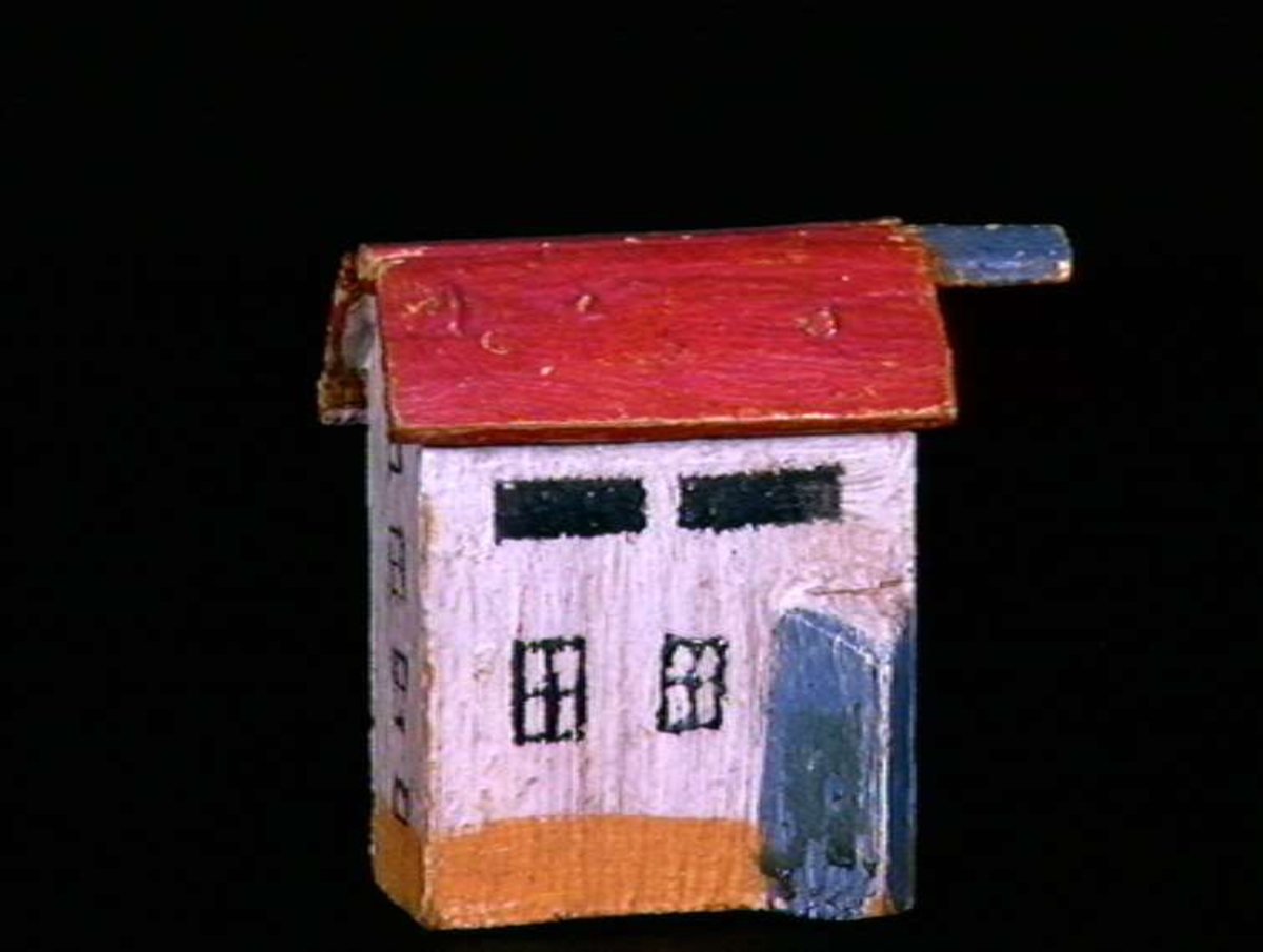 Sett med ca 200 leketøyhus laget av tre i forskjellige former og farger.