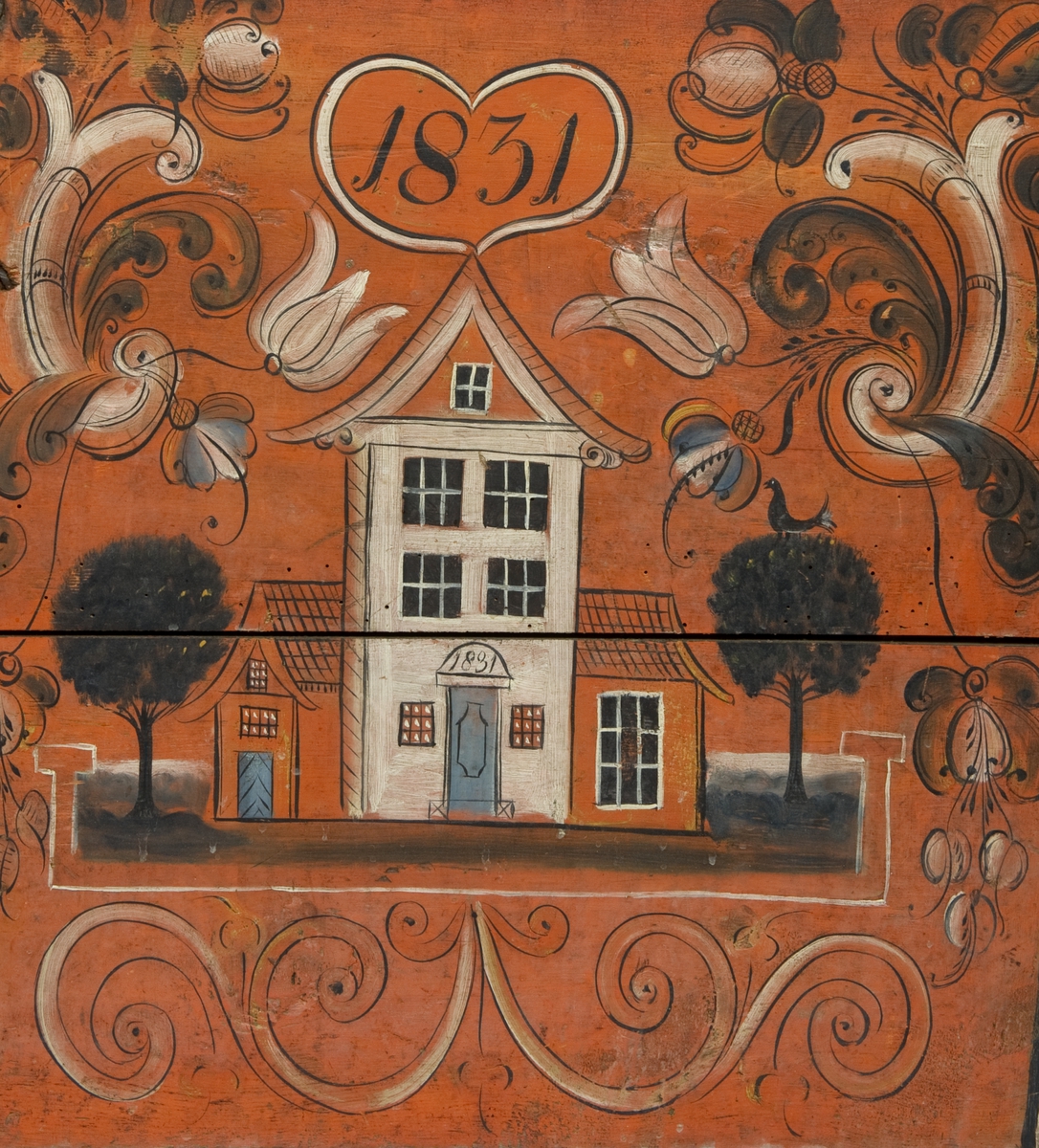 Kiste med buet lokk. Rosemalt lokk og front. På front også malt to hus.