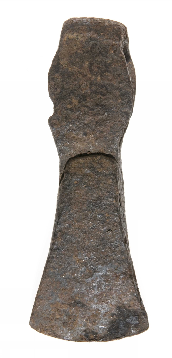 Asymmetrisk blad med kileformet tversnitt.
Stort stafthull
Skaft mangler