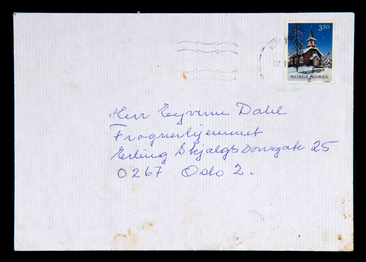 Håndskrevet brev i A5-format, i konvolutt med frimerke, datert 5. januar 1994, med avisutklipp (dikt).
