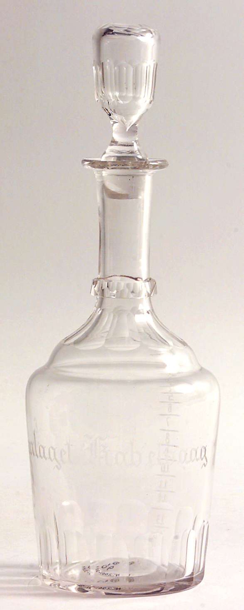 Glasskaraffel med propp, målangivelsene 1-14 på flasken.