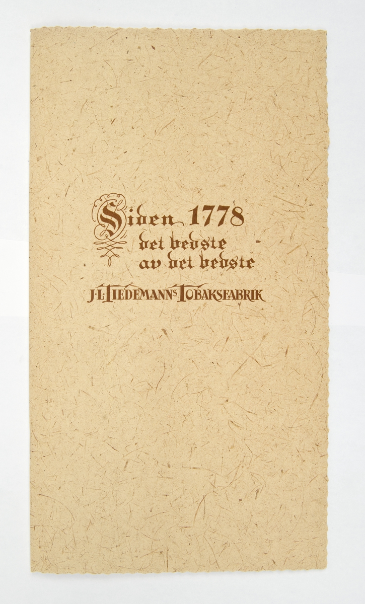Eske som inneholder en pakke med Tiedemanns Rød King Size Filter (20 pk) og en eske med Tiedemanns Gul King Size Filter (20 pk), Kalender og hefte med Tiedemanns historie.