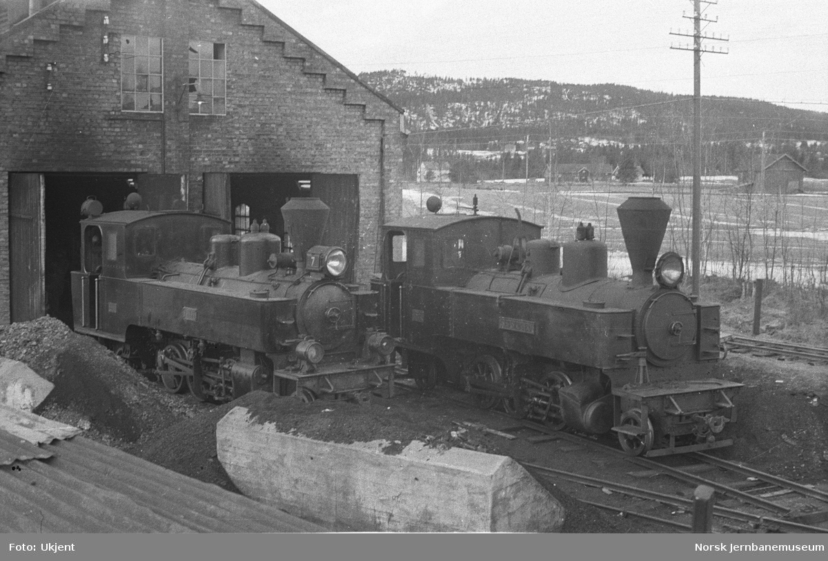 Lokomotivene nr. 4 "Setskogen" og nr. 7 "Prydz" utenfor lokomotivstallen på Bjørkelangen