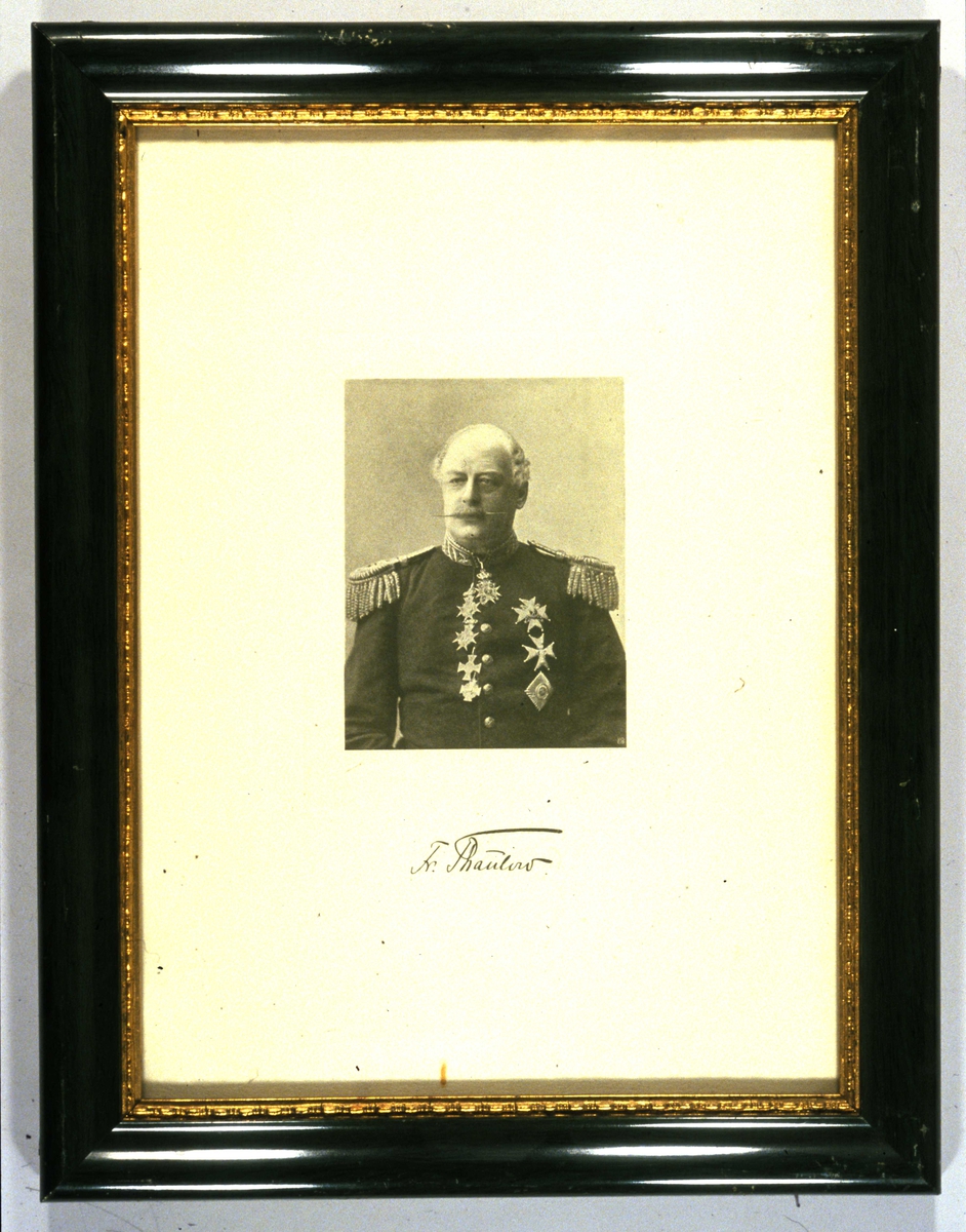 Brystportrett av Johan Frederik Thaulow (1840–1912) i uniform med ordener.
Generalløytnant og marinelege.