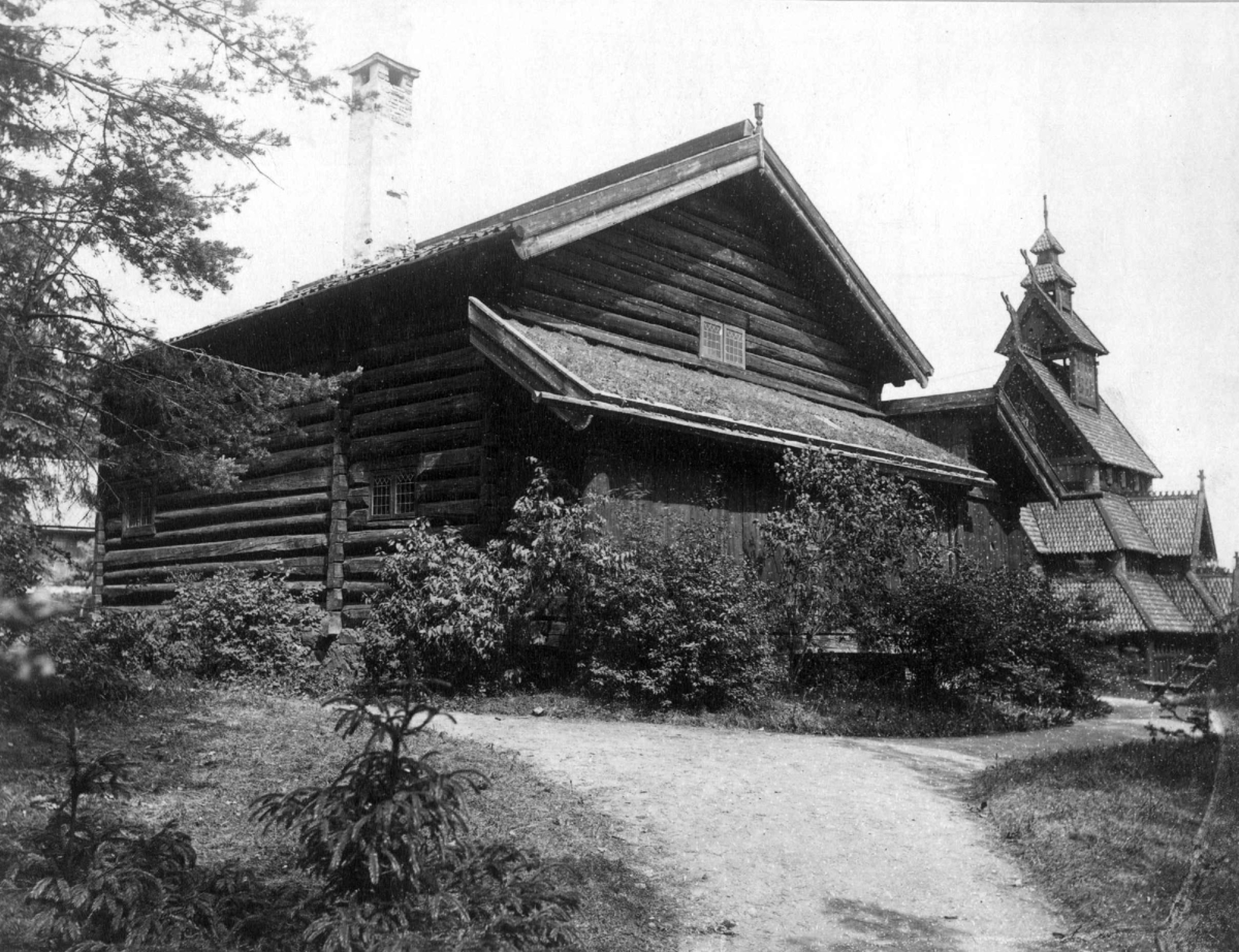 Stavkirken fra Gol i Hallingdal og stue fra Hove, Heddal i Telemark. Fotografert på Norsk folkemuseum (Kong Oscar IIs samlinger).