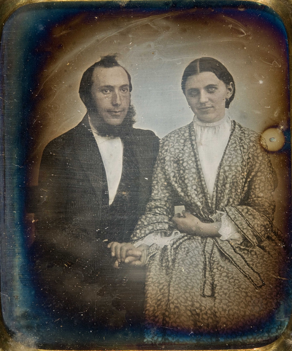 Daguerreotypi. Portrett av ukjent kvinne og mann. Halvfigur