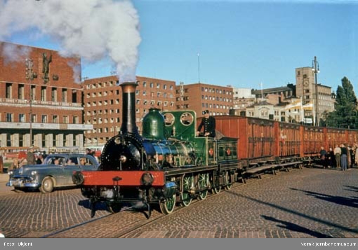 NSB damplokomotiv type 2a nr. 17 "Caroline" med tog på Rådhusplassen ved 100 års-jubileet