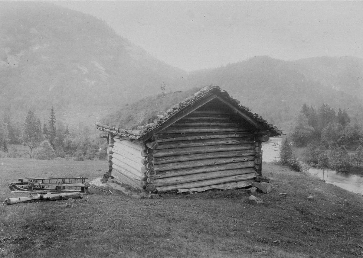 Setabu. Seterbu i Valle, Aust-Agder 1912. Nå på Norsk Folkemuseum, Oslo, Oscar IIs samling.